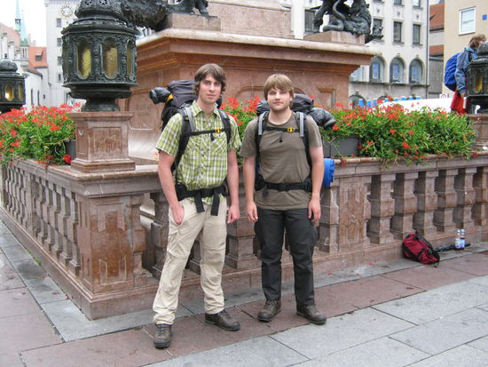 Auf dem Marienplatz, links Stefan, rechts Patrick