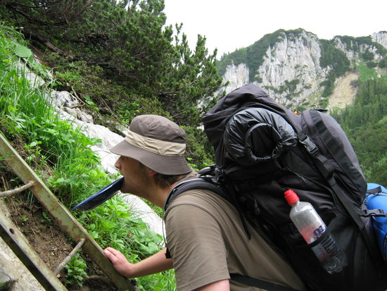 Patrick, immernoch den Teller im Mund, in der Hoffnung hinter dem nächsten Berg die Hütte zu finden.