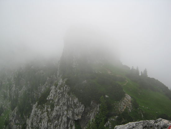 Auf dem ersten Berg sahen wir dann wo wir als nächstes rübermussten  Ja, es ist dieser in Nebel eingeschlossene Felsklotz, Flucht ausgeschlossen, links und rechts steile Abhänge