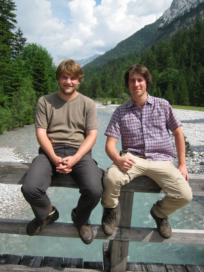 Auf der Isarbrücke in Vorderriss, wo das Wasser noch blau ist. in München leider nur eine braune Pampe.
