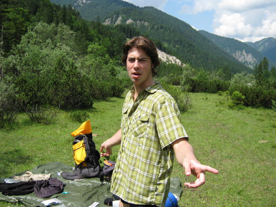 So ein Zeltplatz muss gut organisiert sein ! Wichtige Zeltregeln in lehrender Gestik 