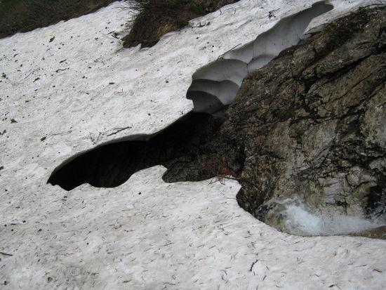 Großer Hohlraum, schnell weg hier !