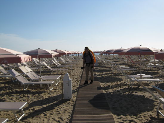 Der komplette kilometerlange Sandstrand war überfüllt mit Sonnenliegen diverser Hotels, der frei zugängliche Strand war auf eine pingelig kleine Fläche beschränkt.