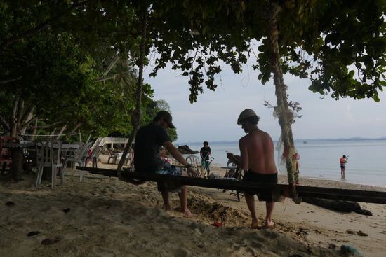 Das Geburtstagskind kehrt im Hintergrnud zusammen