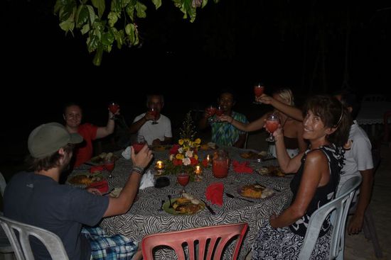 Steve und dann im Uhrzeigersinn: Deutschland, Indonesien, Geburtstagskind, Finnland, Malaysia, Schweiz(bzw Frankreich) - alle an einem Tisch. Chile, Marokko(bzw Inidien) und Spanien leider nicht am Foto.