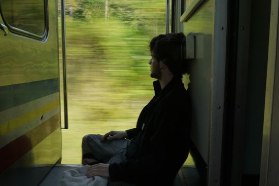 Sitzen an der offenen Tür, schön