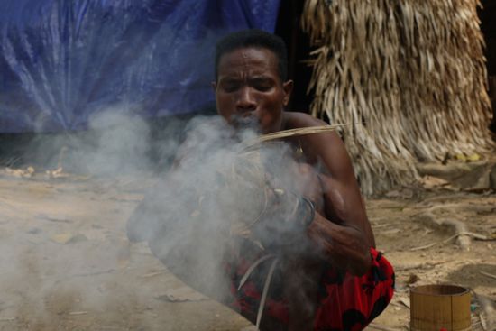 Orang Asili beim Feuer machen