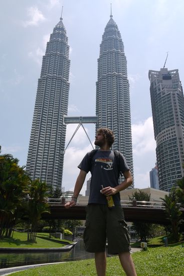 Sieht so aus als wuerde er sich bei der Bruecke abstuetzen...war aber ned Absicht