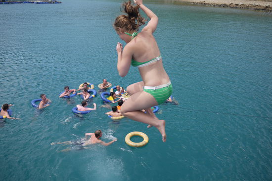 Hineinspringen - und ab zur Bar (der aeltere Herr mit der Flasche)