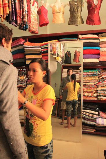 Alex bei der Anprobe