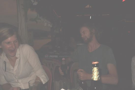 Da hat sich Wessel gerade selbst den Bierstoepsel ins Auge geschossen - beim naechsten Versuch traf er einen Laoten 