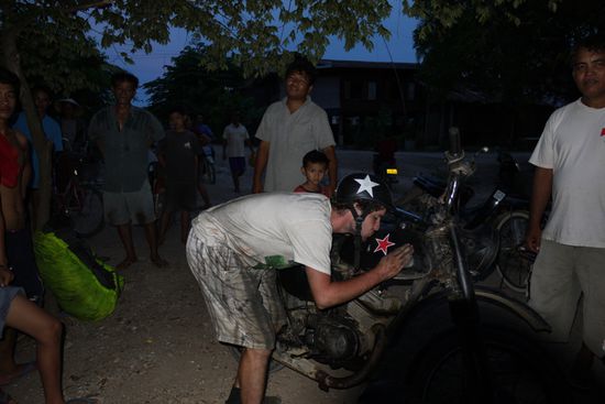 Ein letzter Abschiedskuss (Im Hintergrund der Kaeufer)