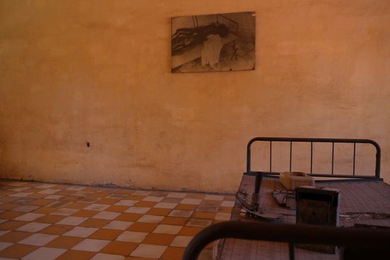 Im Hintergrund das Bild der Folterung, im Vordergrund das Werkzeug