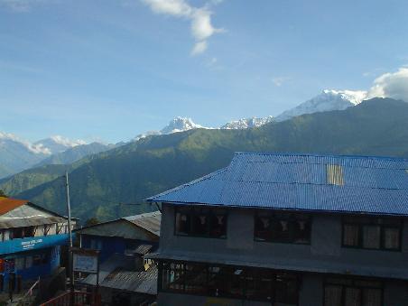 Von unserer Unterkunft in Ghorepani. Rechts ist der Daulaghiri.