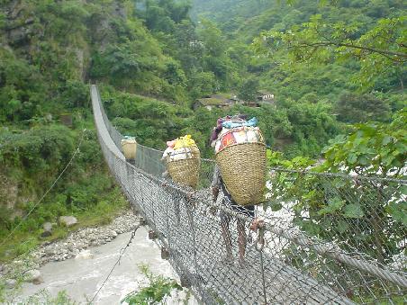 Eine der unzaehligen Haengebruecken und die typische nepali Trasport-art!