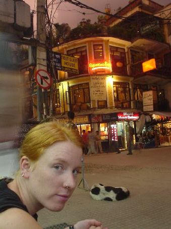 Ich in den Strassen von Kathmandu (kurz vor der Pluenderung der "ab 8 uhr alles zum halben preis- baeckerei")