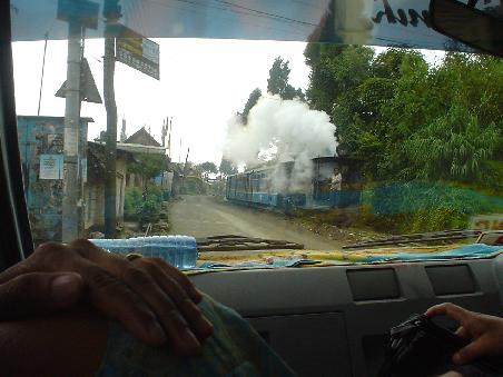 Der Weg mit dem Jeep nach Darjeeling. Man sieht noch schoen die Toy-train, die wir am Freitag auch zum Anschlussort nach Calcutta nehmen werden.