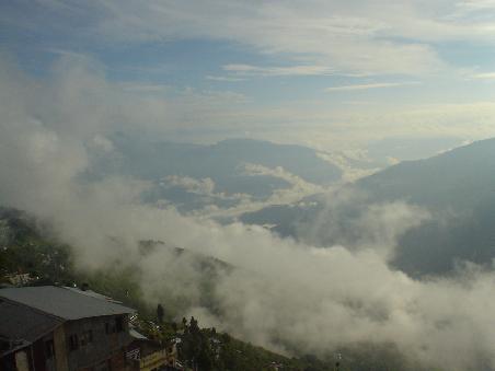 Leider immer neblig, so dass man nicht nen schoenen Blick auf die berge hat. bei gutem wetter sieht man sogar nen zipfel vom mount everest, naja, thats life! Aber so hat es auch nen romantischen Reiz.