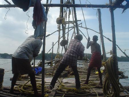 Auf der Fischernetz-konstukltion mit Mohan, Benjamin und Thomas (Nord-Kerala ist ja schon christlich!)