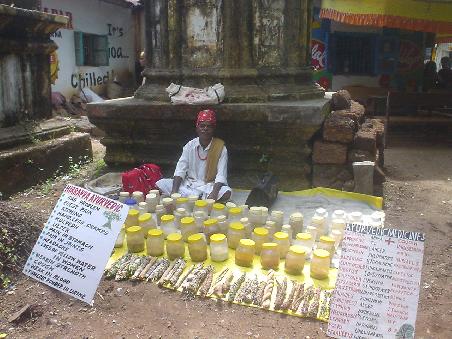 Fuer alle Ayurveda-Interessierten... ein Arzt mit ayurvedischer Medizin auf einem Platz in Vagator/Goa.