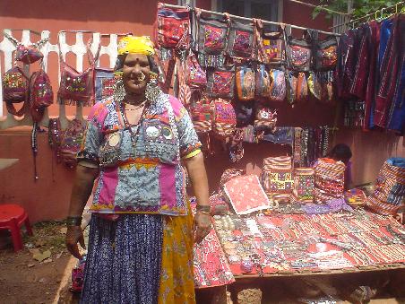 Eine klobige Inderin im traditionellen Rajastani-Outfit auf dem Markt.