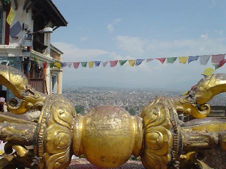 Der "Thunderbolt" mit Blick ueber das Kathmandutal von Swayambhunath aus.