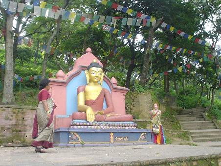 Das Touri-Foto, ich und der Buddha!(Ich bin die mit dem abschweifenden Blick