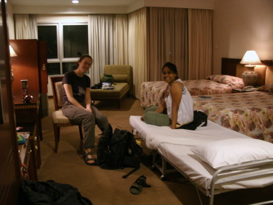 ****
PRINCE PALACE HOTEL
488/800 Bo Bae Tower, Damrongrak Road,
Klong Mahanak, Pomprab,
Bangkok 10100, Thailand
(im Zentrum von Bangkok gelegen)
+- 19€ für das Doppelzimmer mit Frühstück
www.princepalace.co.th