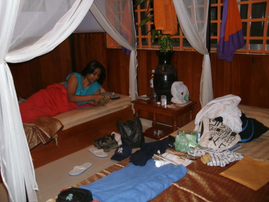 *****
GOLDEN TEMPLE VILLA
www.goldentemplevilla.com
8-30 US-Dollar die Nacht. Internet (+Computer) frei, 20 Min. freie Khmer-Massage, top-Restaurant (4 US-Dollar für ein Abendessen oder Frühstück)
+Balkone, nahe der Pub-street und des Nightmarkets, im Zentrum gelegen.