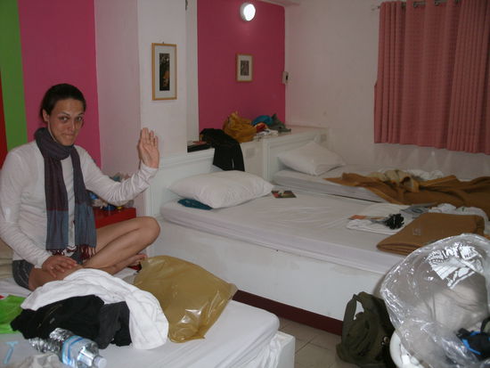 ****
KAWIN PLACE
86 Kaosarn Road,
Pranakorn Bangkok 10200
Einzelzimmer, Doppelzimmer, Dreibettzimmer. 10 Dollar pro person, Dreierzimmer. Sauber, Gemeinschaftsbad, aber auch mit Bad im Zimmer bei den Doppelzimmern. Liegt im Hinterhof, daher recht ruhig. 
email: kawinplace@yahoo.com