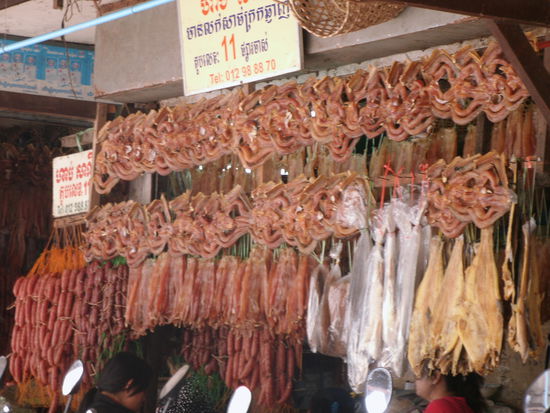 Hmmmmmmm... lecker Wuerste in Girlandenform und getrockneter Fisch! Aarthi hat viel Spass als Vegetarierin!