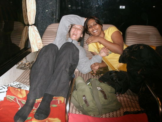 Der total unbequeme Sleeper-Bus, der uns 11 Stunden nach Sihanoukville gefahren hat. Die Strassen sind so schlecht, dass man alle 2 Sekunden komplett die Bodenhaftung verliert. Noch sind sie froehlich...