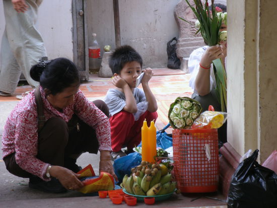 Familie im Tempel Wat Phnom