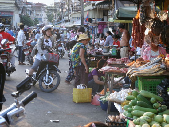 auch dort! Mein Gott, Fleisch in der Sonne stinkt wahnsinnig, kann ich Euch sagen! Da muss man wirklich nen Wuergereiz unterdruecken.