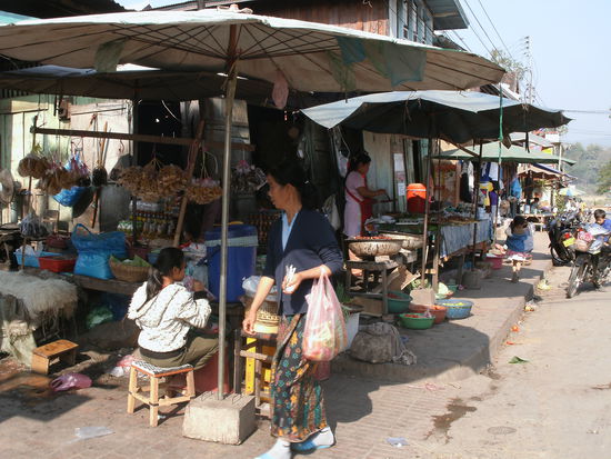 Kleiner Gemuese-und Fleischstand  an einer Nebenstrasse im Zentrum