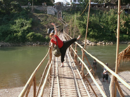 Kleiner weisser Affe auf Bruecke!