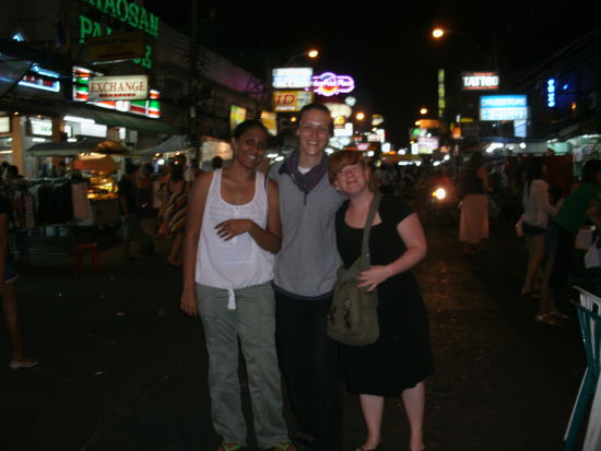 Man beachte bitte die fluoreszierenden Beine der huebschen, rothaarigen Dame rechts. Khao San Road!