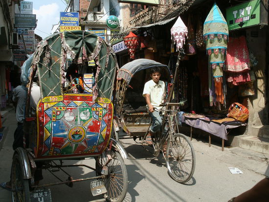 Die Strassen vom Kathmandu mit Rigshaw. Man sieht: viel Staub und Sonne! Huestl-huestl! Verdammt, keine Umlaute hier!