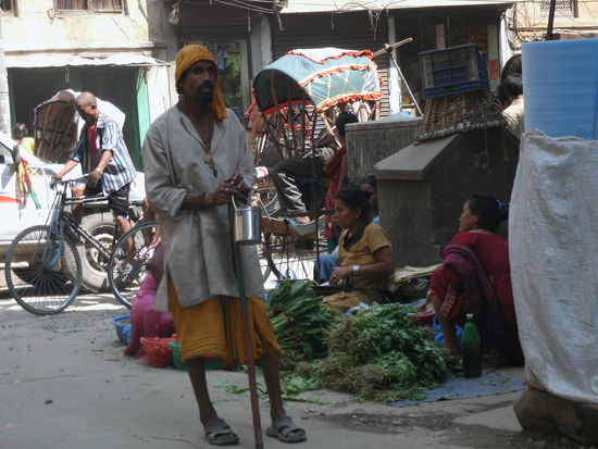 Fussweg Richtung Durbar Square. Das nenn ich mal Paar stattlicher Waden!  .......... NICHT!!! 