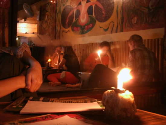 Gorkha-Bier und Ingwer-Tee im Fullmoon in Thamel (in der Strasse des Kathmandu Guesthouses, 1.Stock, blaues Schild, seeeehr empfehlenswert und gemuetlich mit Bodenkultur und Musik)