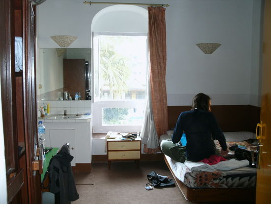 unser Raeumchen im Kathmandu Guesthouse. Die schuetteln schon die Koepfe... die verrueckten Deutschen teilen sich alles: Essen, Bier, Bett. Gestern hatte Saskia sogar meine Socken an 