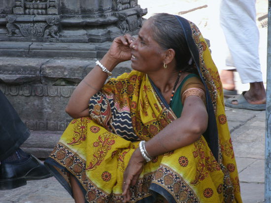 old lady and new shoe, in front of ausgelatschte Sandale