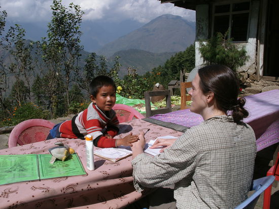 Kinderbetreuung beim lunch aufm Berg. Ganz allein musste der Junge spielen, bis wieder ein paar spielfreudige Touristen vorbeikamen... Man achte auf die siffige Ente, die bateriebetriebene Quak-Geraeusche gemacht hat.