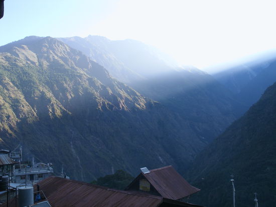 Sonnenaufgang in Thule Syabru. Unsere 2. Nacht auf der Wandertour Wir treffen einen franzoesischen Missionar, der seit 30 Jahren in Japan lebt und die Ausbildung der Kinder in unserer Unterkunft finanziert und als `uncle` aufgenommen wird. Wir werden am Abend zu Raksi (Schnaps) mit Yakbutter eingeladen und moechten doch bitte ueber facebook verbunden bleiben mit den 2 Kindern (etwa 20 Jahre) der Familie, die in Kathmandu studieren. Kann man mal sehen.