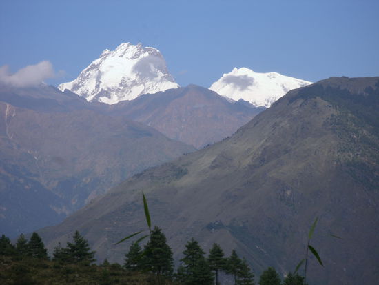 Die ersten Berge von Thulu Syabru nach Lama Hotel.