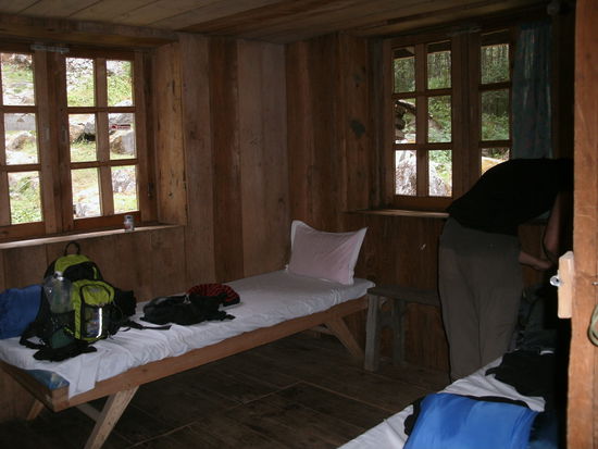 typische Unterkunft in Lama Hotel. Holz, steinharte Betten (herrlich) und eiseskaelte. Wir schlafen mit Muetze, Schal, Fleecejacke, hose, dicken Socken, fleeceschlafsack, schlafsack und extra-Decke und frieren immer noch. Beheizt ist nur der Gemeinschaftsraum, in dem sich ein Blechofen befindet.
