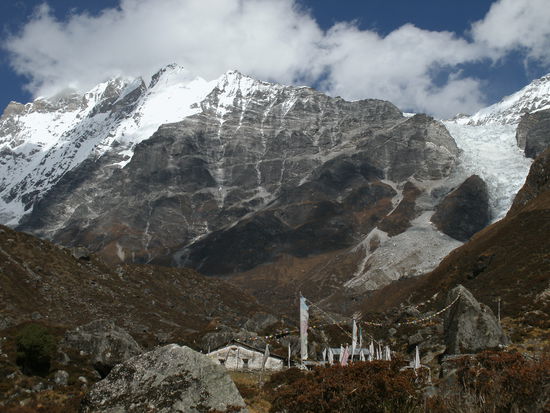 Gletscher rechts im Bild! Auf dem Weg nach Kanjin Gompa. Nahe der tibetischen Grenze, die allerdings unpassierbar ist. P.S. Marianne hat nun endlich verstanden, dass Wolken 3D sind, weil sie dort Schatten werfen! 
