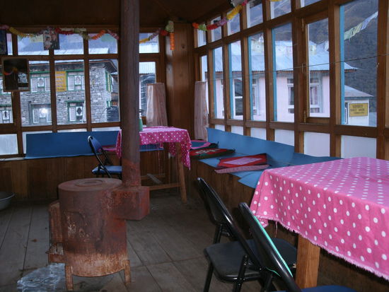 Aufenthaltsraum fuer alle mit Blechofen auf 3800m Hoehe.