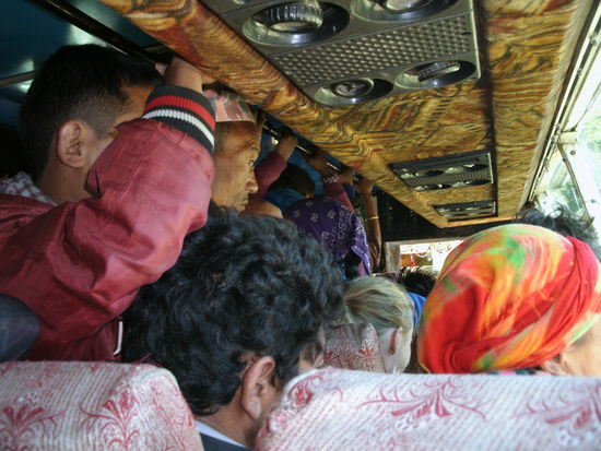 zu einem 10tel ausgebuchter Bus , der schon vor 20 Jahren keinen TUEV mehr gekriegt hat. Emotionslos (der Fahrer nicht wir) ueber Erdrutsche und schmale Schotterpisten (Bus=4 Meter, Strasse=5 Meter). Na hoppala, da sind Steine auf der Fahrbahn, da brettern wir einfach drueber...