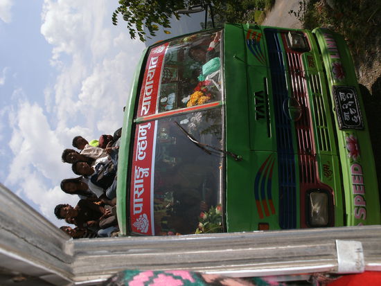 und auf dem Dach sind auch noch etwa 100 Sitzplaetze frei!
Man sind wir froh, dass wir das (unter Fluchen und Krallen in Rucksaecke) ueberlebt haben!